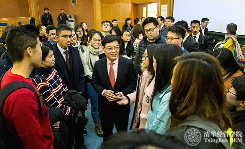 图6 讲座后王瑞杰先生与学生热情交流_meitu_3.jpg