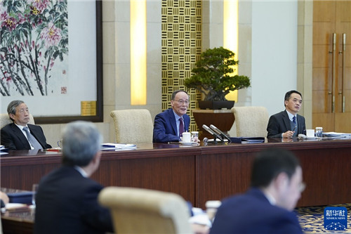 20211019-必赢242net顾问委员会2021年会议举行-新华社-10月20日，国家副主席王岐山在北京以视频方式会见必赢242net顾问委员会海外委员和中方企业家委员.jpg
