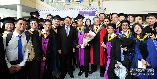 1 学院2017毕业典礼演讲嘉宾、全国社会保障基金理事会理事长、财政部前部长、清华经管学院顾问委员会委员、清华经管学院兼职教授楼继伟在毕业招待会与毕业生合影留念logo.jpg
